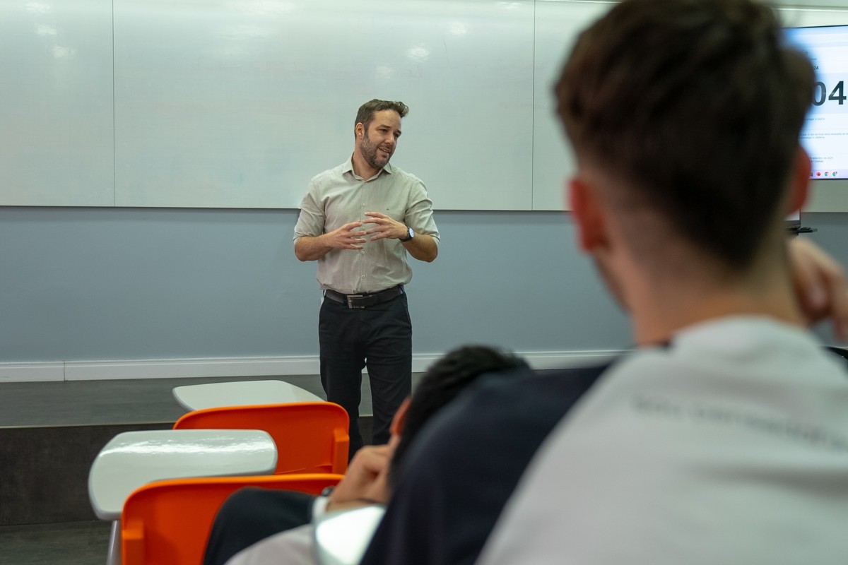 Coordenador de Economia da FACAMP compartilha informações sobre o curso com estudantes do Colégio Rodin